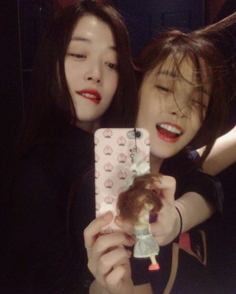 Sulli displays friendship with Goo Hara